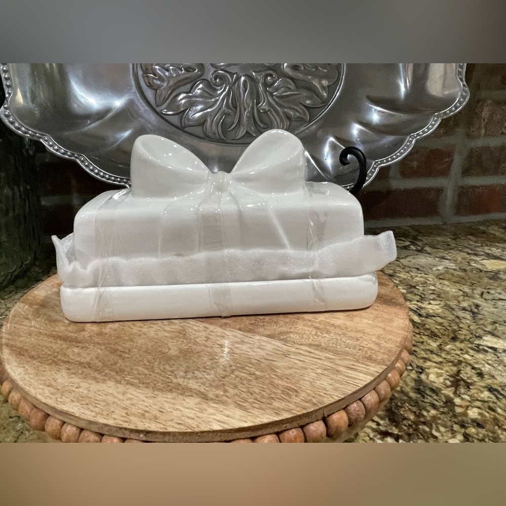 Cleo & June covered ceramic butter dish - adorable bow topper - Brand new! - Picture 2 of 7